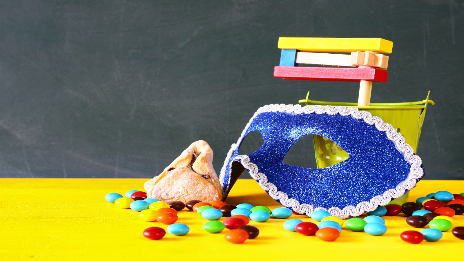 למה מתחפשים בפורים